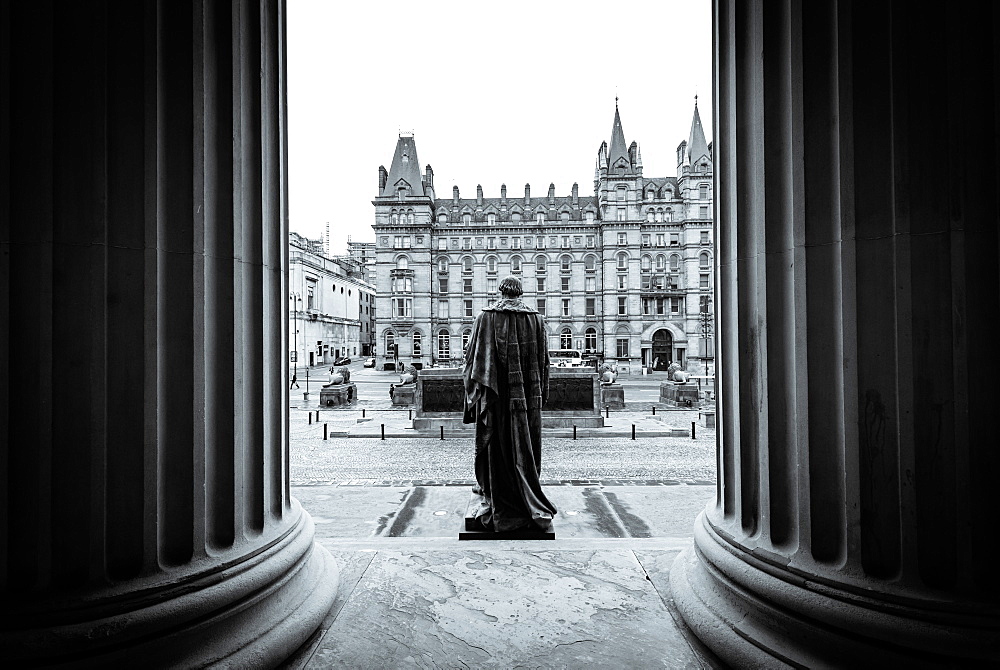 Looking through the pillars of St. George's Hall, opened in 1854 this is one of the finest neoclassical buildings in the world, Liverpool, Merseyside, England, United Kingdom, Europe