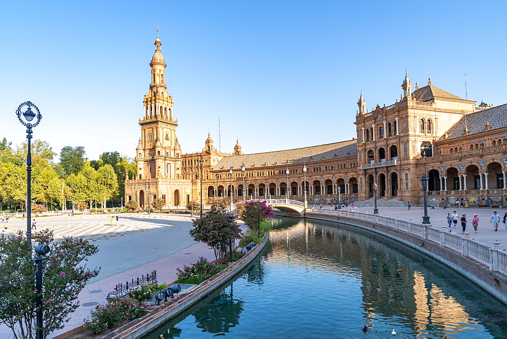 The Plaza de Espana on a sunny morning, Parque de Maria Luisa, Seville, Andalusia, Spain, Europe