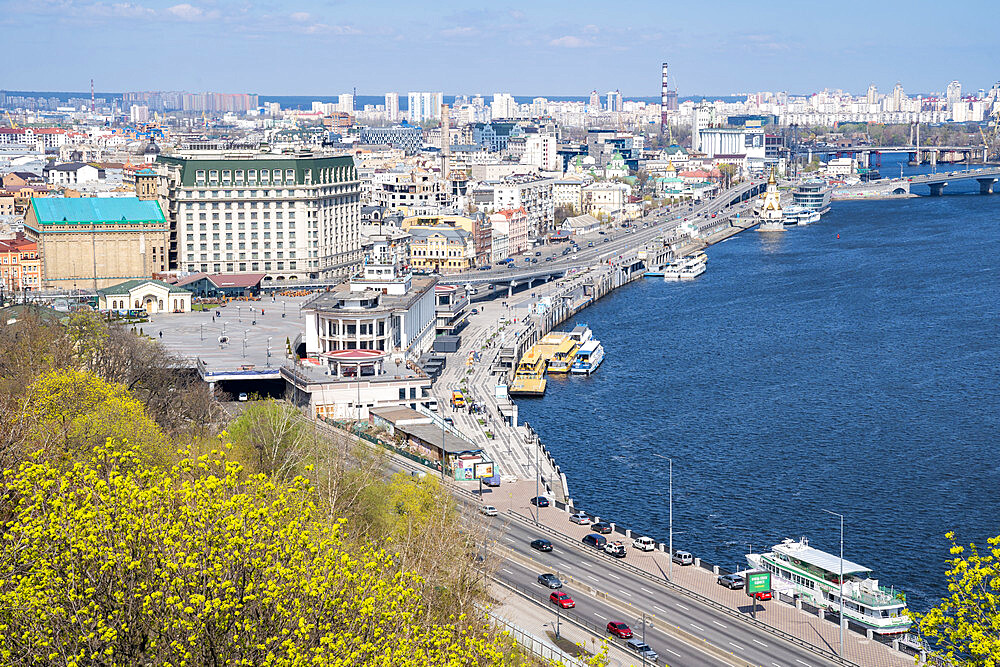 The Dnipro River running through Kyiv, Kyiv (Kiev), Ukraine, Europe