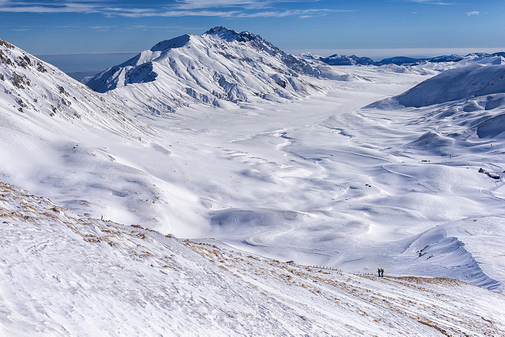 Hikers on Campo Imperatore plateau in winter, Gran Sasso e Monti della Laga, Abruzzo, Apennines, Italy, Europe