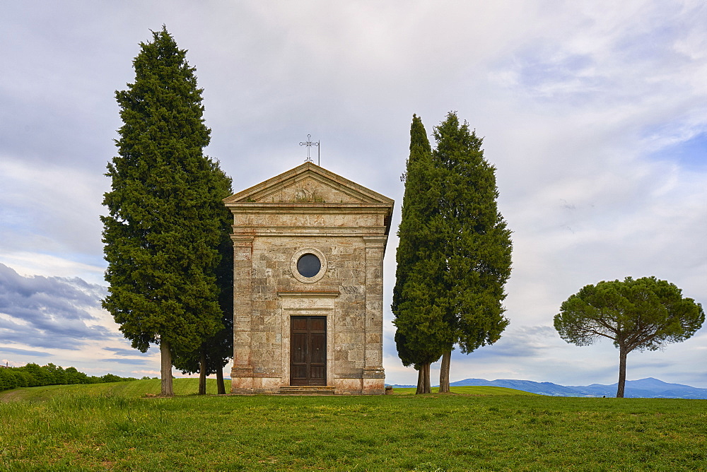 Vitaleta Chapel in spring, Val d'Orcia, UNESCO World Heritage Site, Tuscany, Italy, Europe