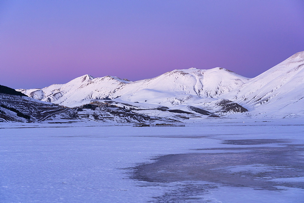 Plateau Piano Grande di Castelluccio di Norcia and Mount Vettore in winter, Sibillini Mountains, Umbria, Italy, Europe