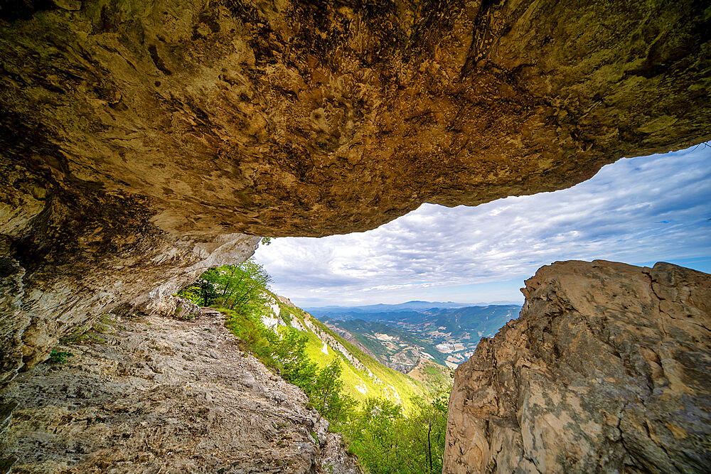 Fontarca cave, Monte Nerone, Apennines, Marche, Italy, Europe