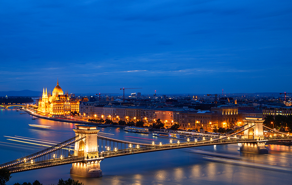 Budapest in the evening, with Parliament and Chain Bridge over the River Danube, UNESCO, Budapest, Hungary