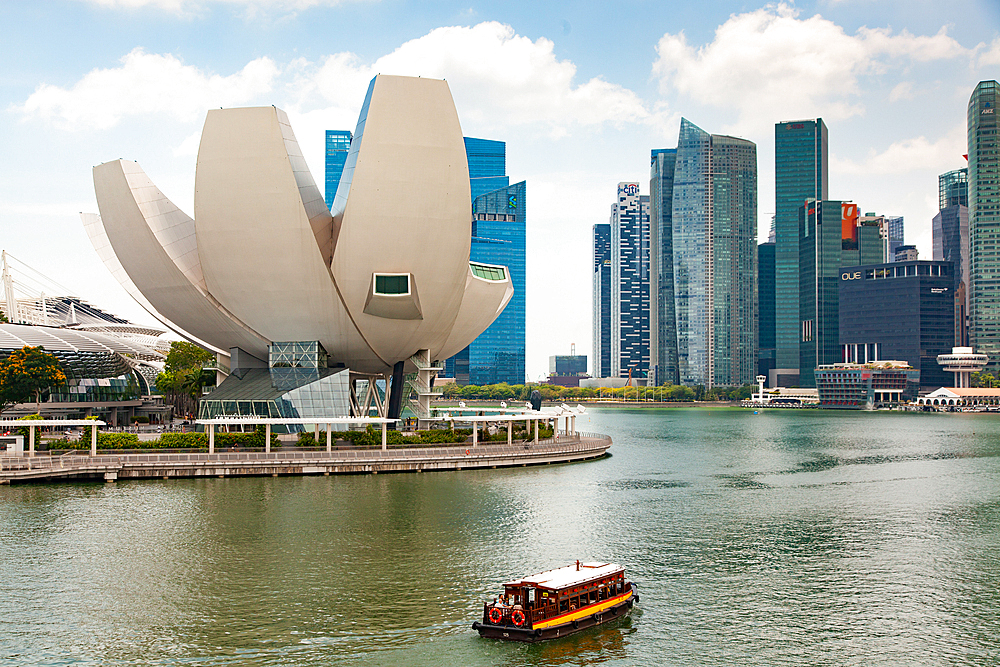 SINGAPORE, SINGAPORE - MARCH 2019: Marina Bay sand and Art Science museum