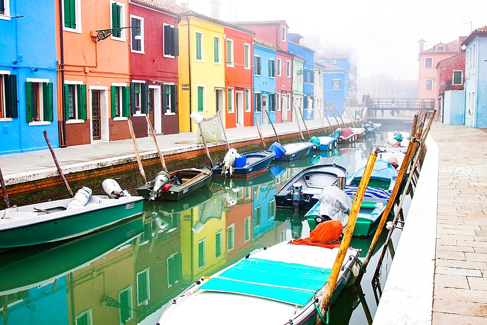 Brightly colored fishermen's houses in Burano, Metropolitan City of Venice, UNESCO World Heritage Site, Veneto, Italy, Europe