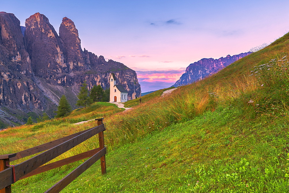 San Maurizio Chapel, Gardena Pass, Gardena Valley, South Tyrol, Dolomites, Italy, Europe