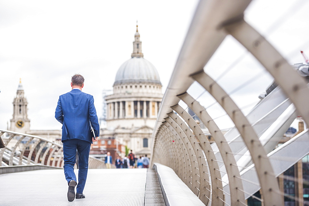 Rush hour at St. Pauls Cathedral in The City of London, London, England, United Kingdom, Europe