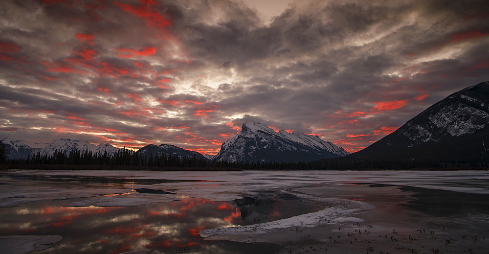 Splendid morning glow in the Vermilion Lakes in winter, Banff National Park, UNESCO World Heritage Site, Alberta, The Rockies, Canada, North America