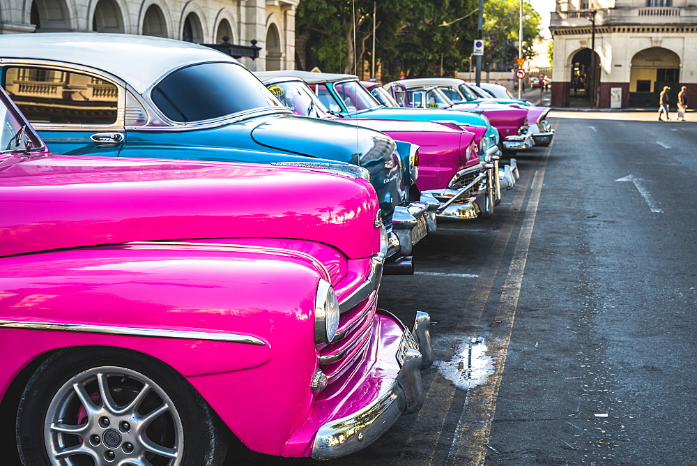 Colourful old American taxi cars parked in Havana, La Habana (Havana), Cuba, West Indies, Caribbean, Central America