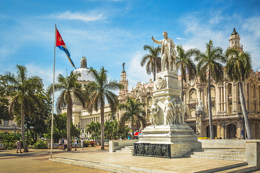 Statute Estatua a Jose Marti in Parque Central, The Gran Teatro de La Habana, El Capitolio, La Habana (Havana), Cuba, West Indies, Caribbean, Central America