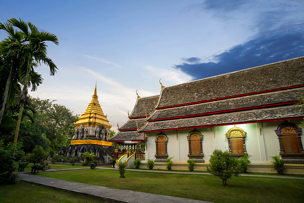 Chedi Chiang Lom at Wat Chiang Man Buddhist temple complex at dusk, Chiang Mai, Thailand, Southeast Asia, Asia