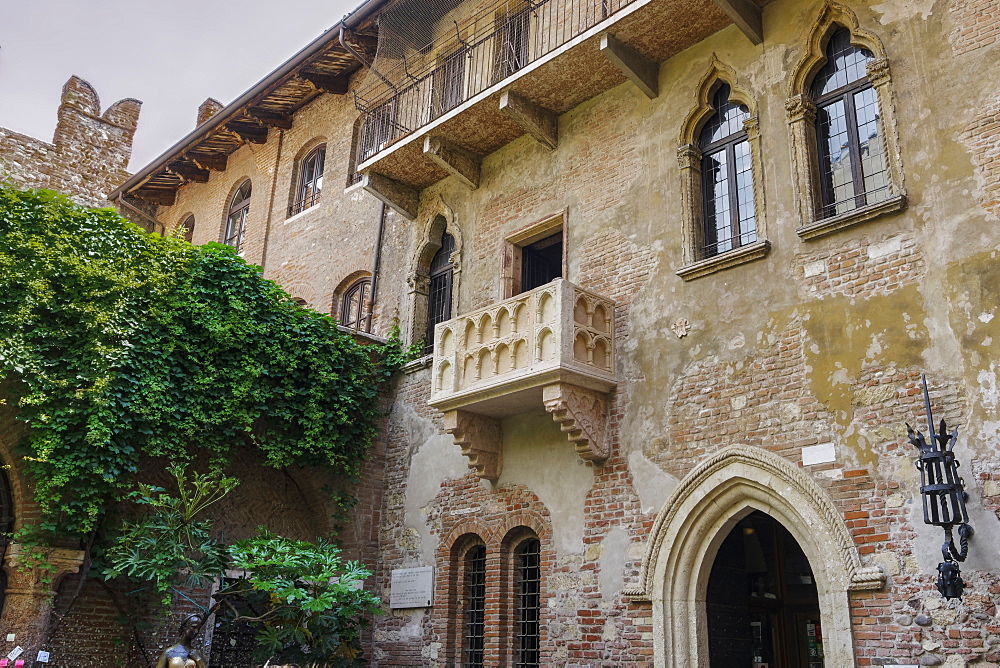 Casa di Giulieta, Juliets house courtyard with famous empty balcony view, Verona, Veneto, Italy, Europe