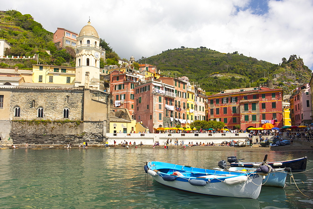 Boats in the harbour at Vernazza, Cinque Terre, UNESCO World Heritage Site, Liguria, Italy, Europe