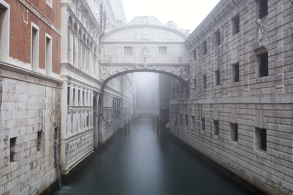 Bridge of Sighs in the fog, winter, Venice, UNESCO World Heritage site, Veneto, Italy, Europe