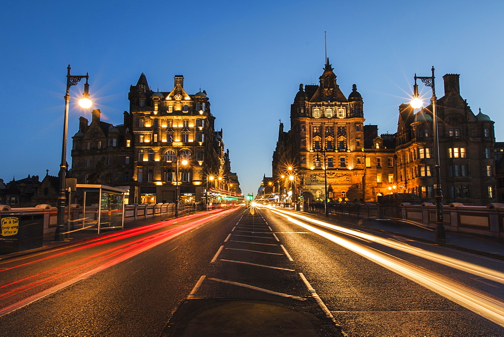 Traffic on the North Bridge, Edinburgh, Scotland, United Kingdom, Europe