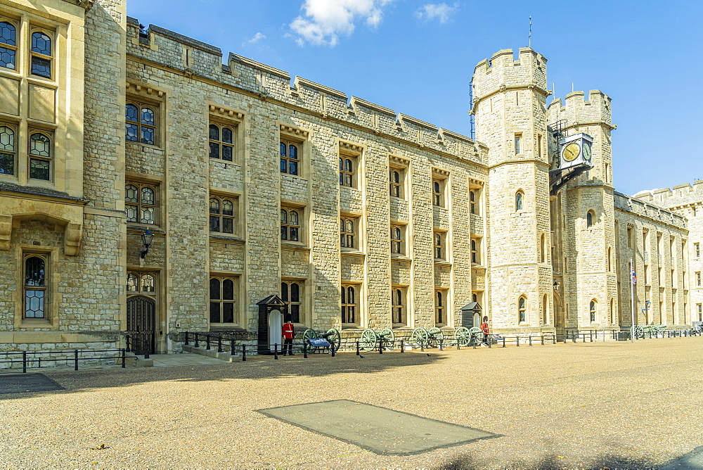 Queens Guards at Jewel House, The Tower of London, UNESCO World Heritage Site, London, England, United Kingdom, Europe