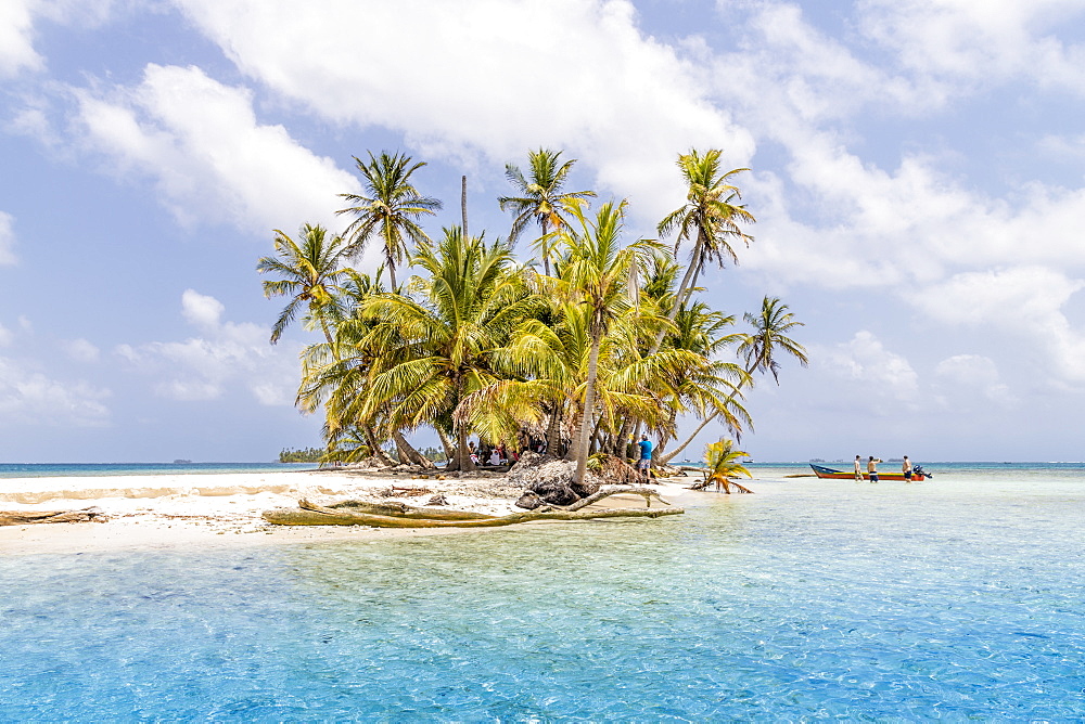 The beautiful Island Pelicano in the San Blas Islands, Kuna Yala, Panama, Central America