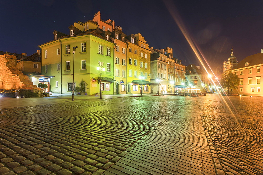 Historic buildings at the Castle Square (Plac Zamkowy) at night, Old City, UNESCO World Heritage Site, Warsaw, Poland, Europe