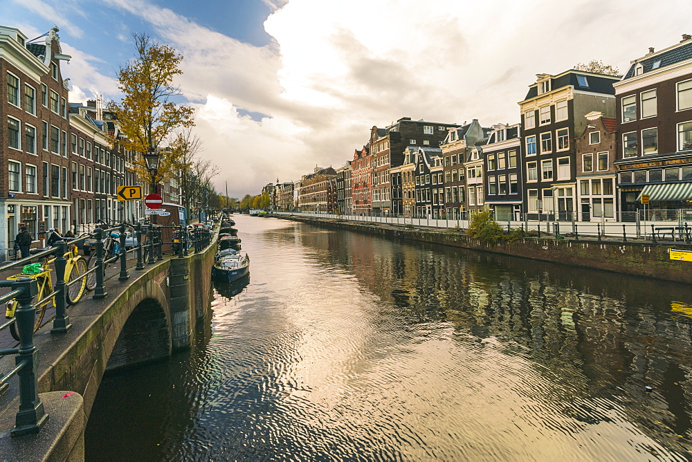 Canal at the historic centre of Amsterdam close to the red light district in autumn, Amsterdam, North Holland, The Netherlands, Europe