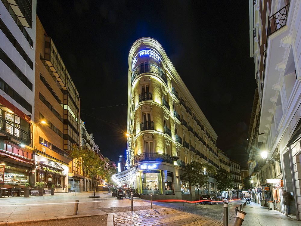 Historic buildings and cafes near Plaza Santao Domingo and Calle Veneras, Calle Calle de Preciados, city centre, Madrid, Spain, Europe