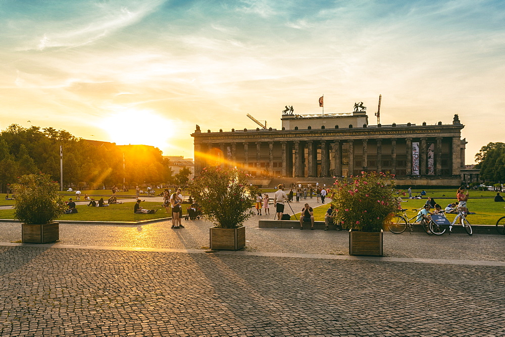 The Old Museum in Berlin, late afternoon with the Lustgarten in front on Museum Island, UNESCO World Heritage Site, Berlin, Germany, Europe