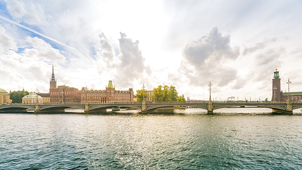 Lilla Vartan, Vasabron with the townhall in the background, Stockholm, Sweden, Scandinavia, Europe