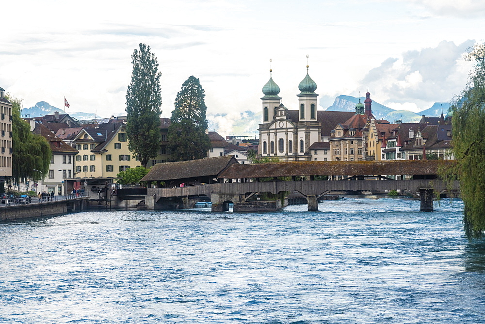 Reuss River with the Spreuer bridge and Jesuit church, Lucerne (Luzern), Switzerland, Europe