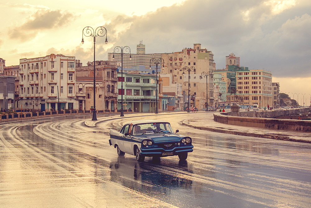 Old American car, Malecon, Havana, Cuba, West Indies, Caribbean, Central America