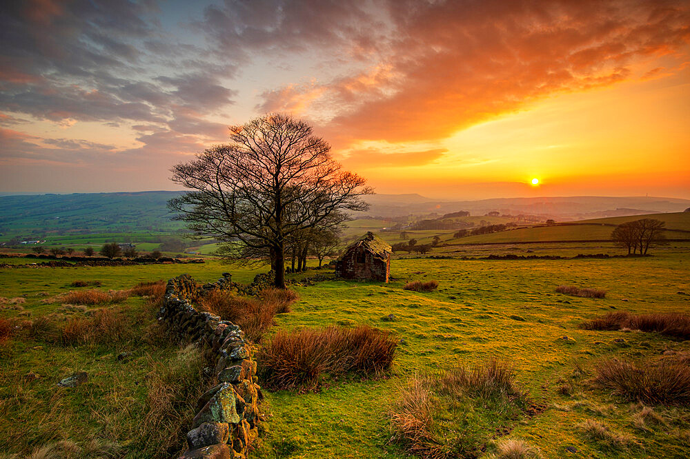 Sunset with derelict barn at Roach End, The Roaches, Peak District, Staffordshire, England, United Kingdom, Europe