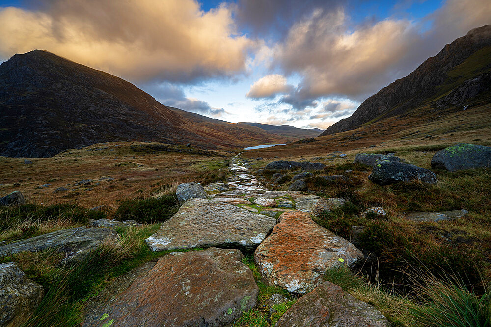 Footpath leading towards Llyn Ogwen in Snowdonia National Park. Ogwen, Conwy, Wales