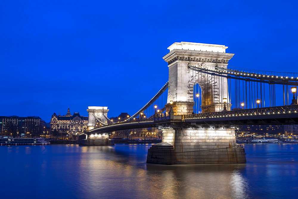 The Chain Bridge across the River Danube at night, UNESCO World Heritage Site, Budapest, Hungary, Europe