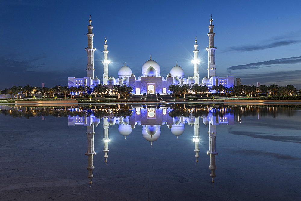 The Sheikh Zayed Grand Mosque in the blue hour, Abu Dhabi, United Arab Emirates, Middle East