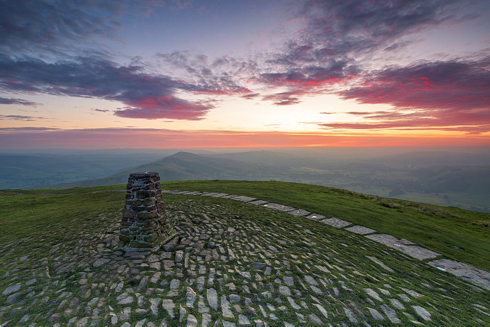 The summit of Mam Tor at sunrise, Hope Valley, Edale, Peak District, Derbyshire, England, United Kingdom, Europe