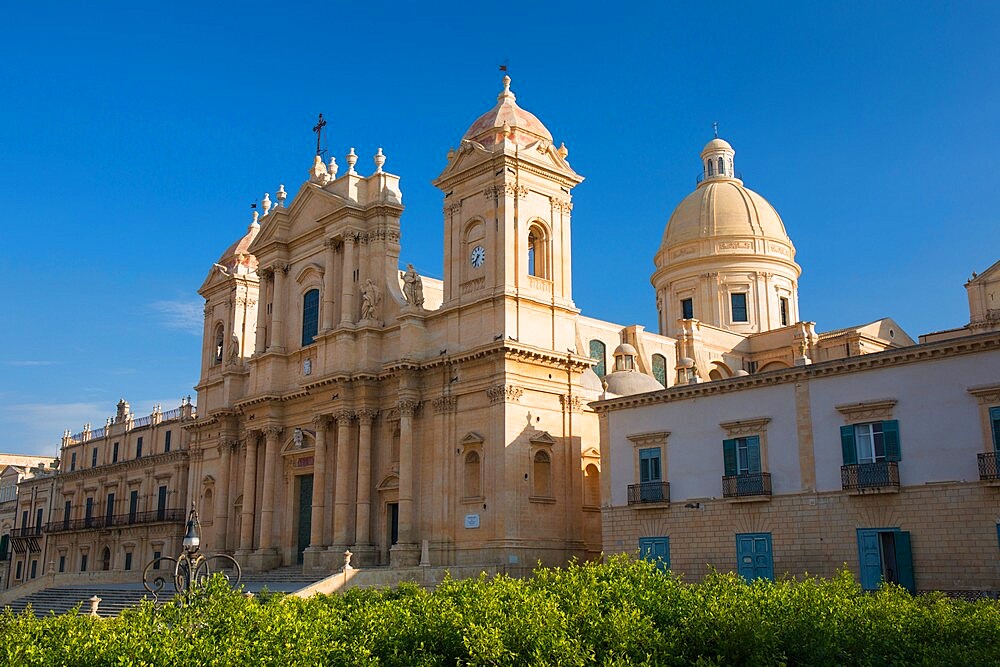 Low angle view from Corso Vittorio Emanuele of the baroque Cathedral of San Nicolo, Noto, UNESCO World Heritage Site, Syracuse (Siracusa), Sicily, Italy, Europe