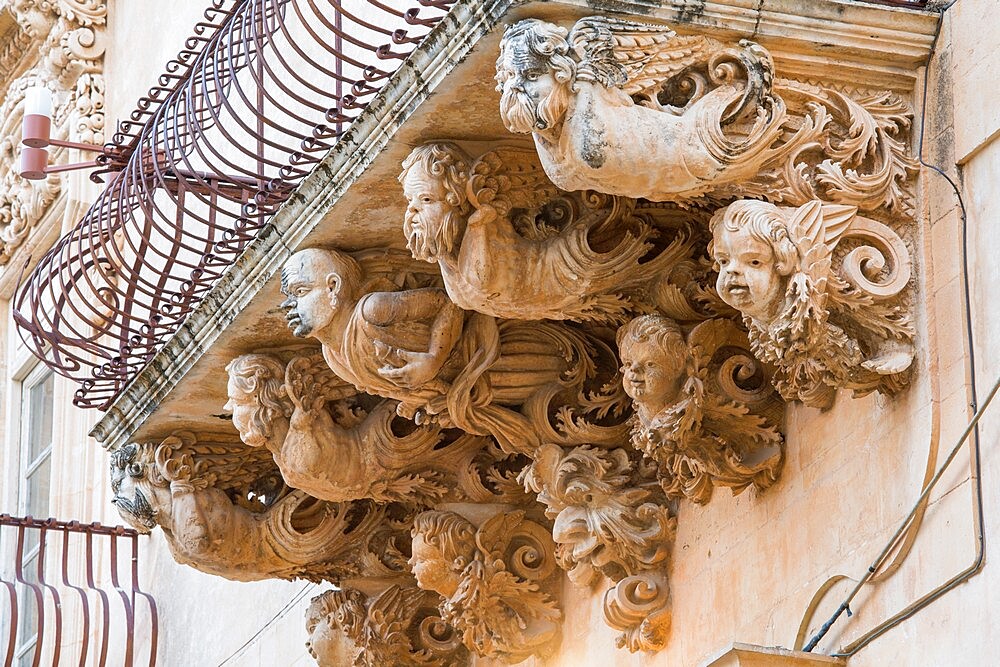 Grotesque figures supporting balcony on the baroque Palazzo Nicolaci di Villadorata, Noto, UNESCO World Heritage Site, Syracuse (Siracusa), Sicily, Italy, Europe