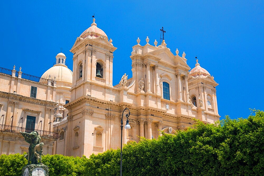 Low angle view from Corso Vittorio Emanuele of the baroque Cathedral of San Nicolo, Noto, UNESCO World Heritage Site, Syracuse (Siracusa), Sicily, Italy, Europe