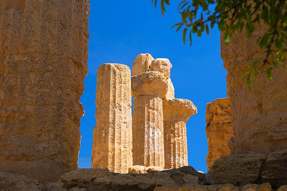 Fluted sandstone columns of the Temple of Hera (Temple of Juno), UNESCO World Heritage Site, Valley of the Temples, Agrigento, Sicily, Italy, Mediterranean, Europe