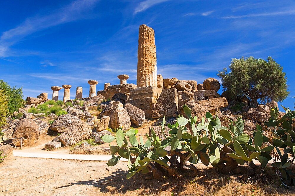 Low angle view of the Temple of Heracles (Temple of Hercules), UNESCO World Heritage Site, Valley of the Temples, Agrigento, Sicily, Italy, Mediterranean, Europe