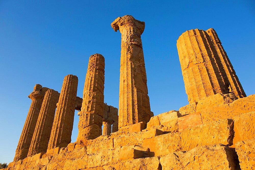 Sandstone columns of the Temple of Hera (Temple of Juno), UNESCO World Heritage Site, Valley of the Temples, Agrigento, Sicily, Italy, Mediterranean, Europe