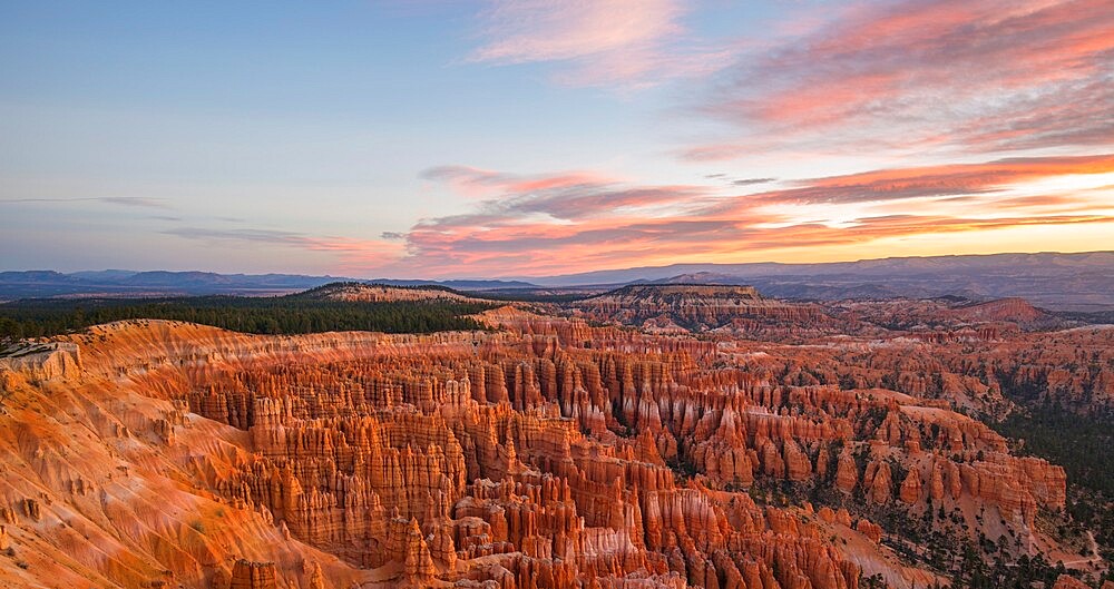 Panoramic view over the Silent City from the Rim Trail at Inspiration Point, dawn, Bryce Canyon National Park, Utah, United States of America, North America