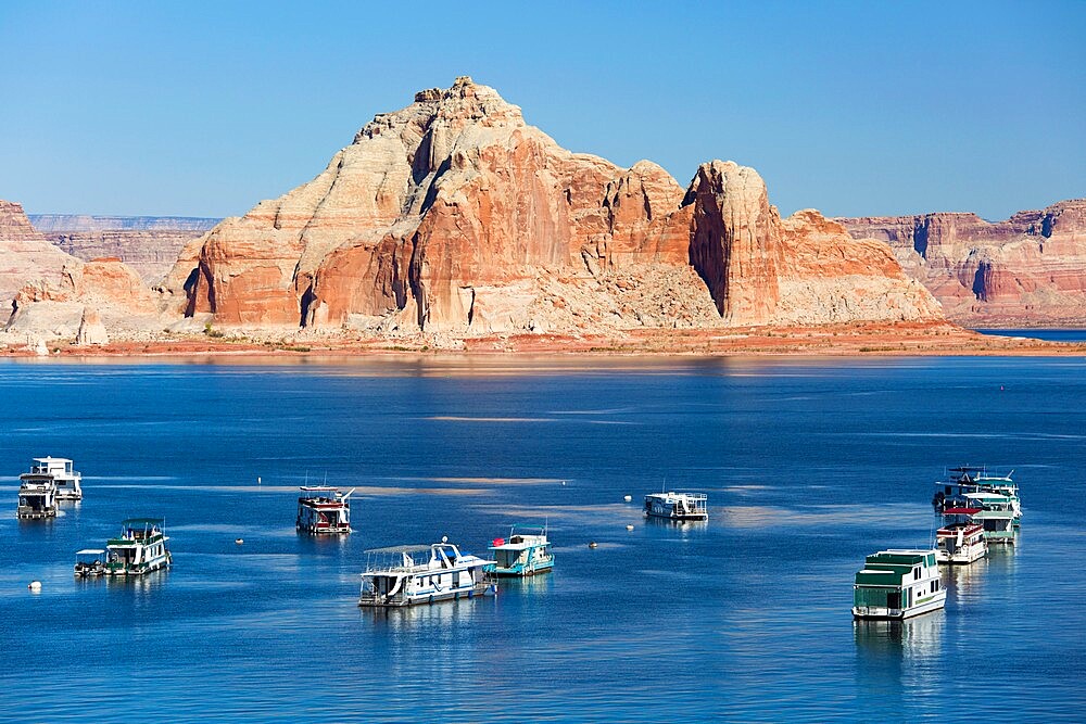 Houseboats moored in Wahweap Bay, Castle Rock beyond, Lake Powell, Glen Canyon National Recreation Area, Page, Arizona, United States of America, North America