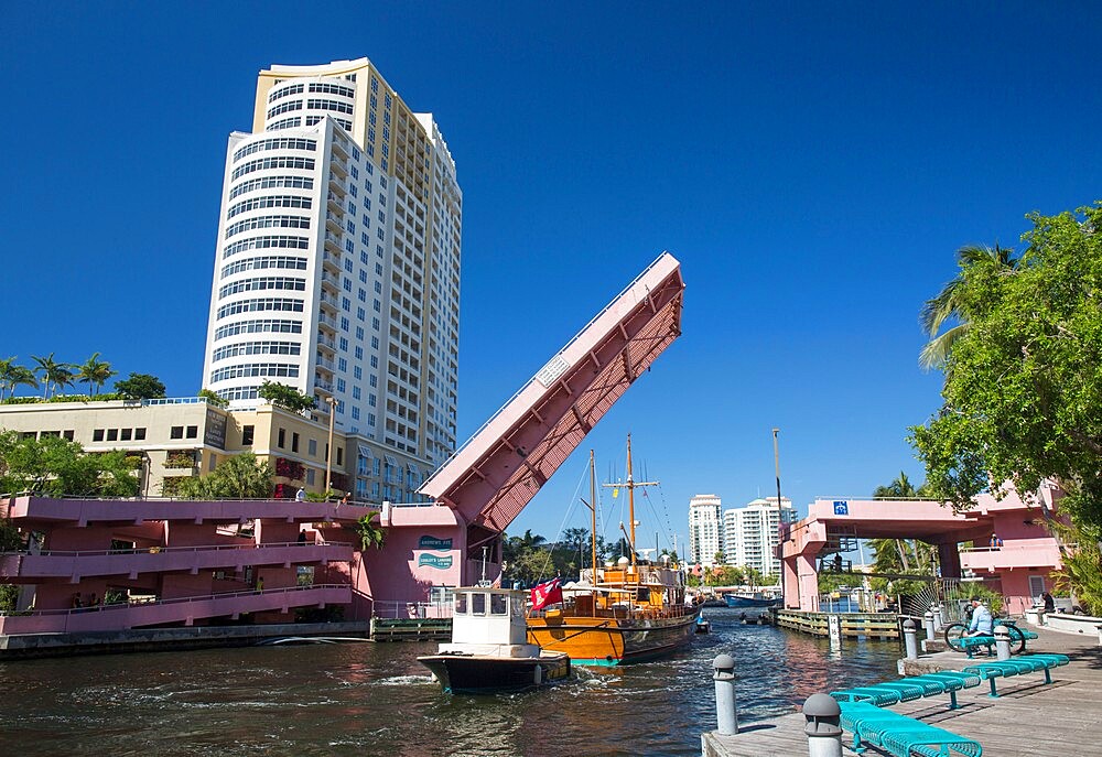 Boats on the New River passing beneath Andrews Avenue drawbridge, Downtown, Fort Lauderdale, Florida, United States of America, North America