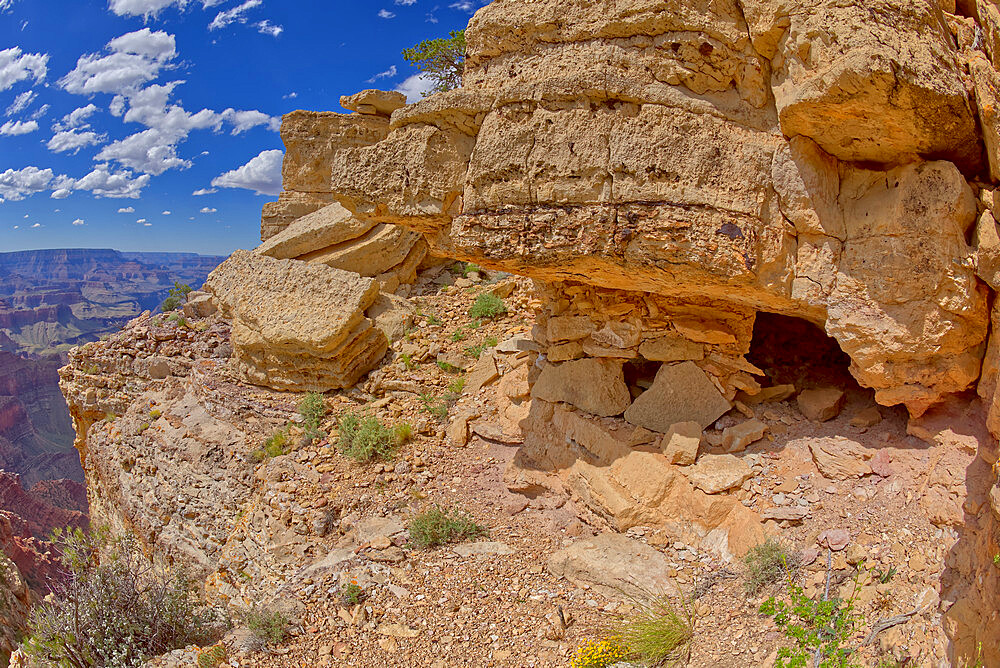 Ancient Indian Ruins on the edge of a cliff east of Papago Point at Grand Canyon, Grand Canyon National Park, UNESCO World Heritage Site, Arizona, United States of America, North America