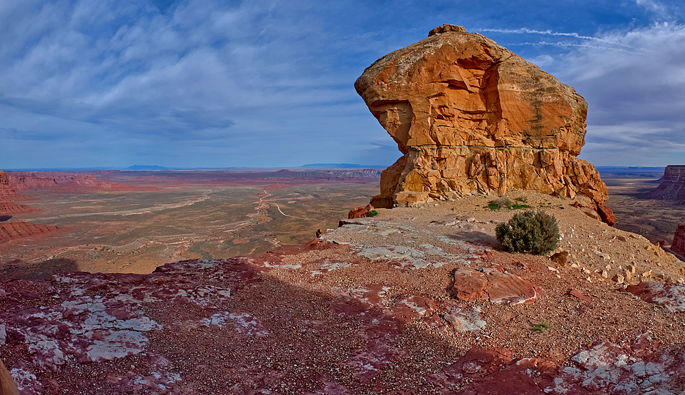 Moki Rock along the Moki Dugway, part of Highway 261, which rises up from Valley of the Gods and Cedar Mesa, Utah, United States of America, North America