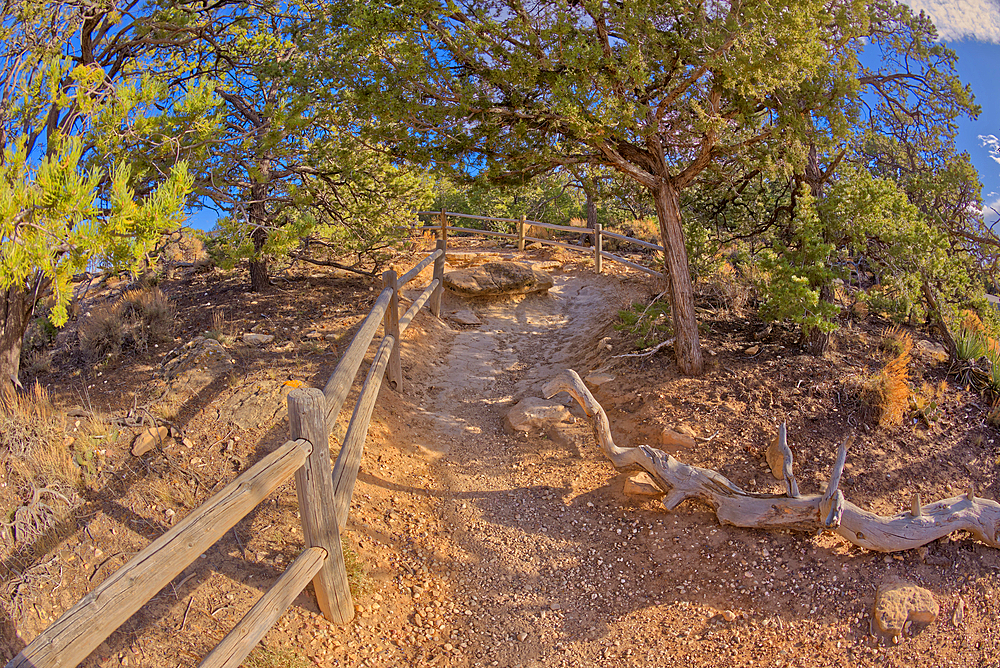 The rim trail at Grand Canyon heading east toward Powell Point from Hopi Point, Grand Canyon, UNESCO World Heritage Site, Arizona, United States of America, North America