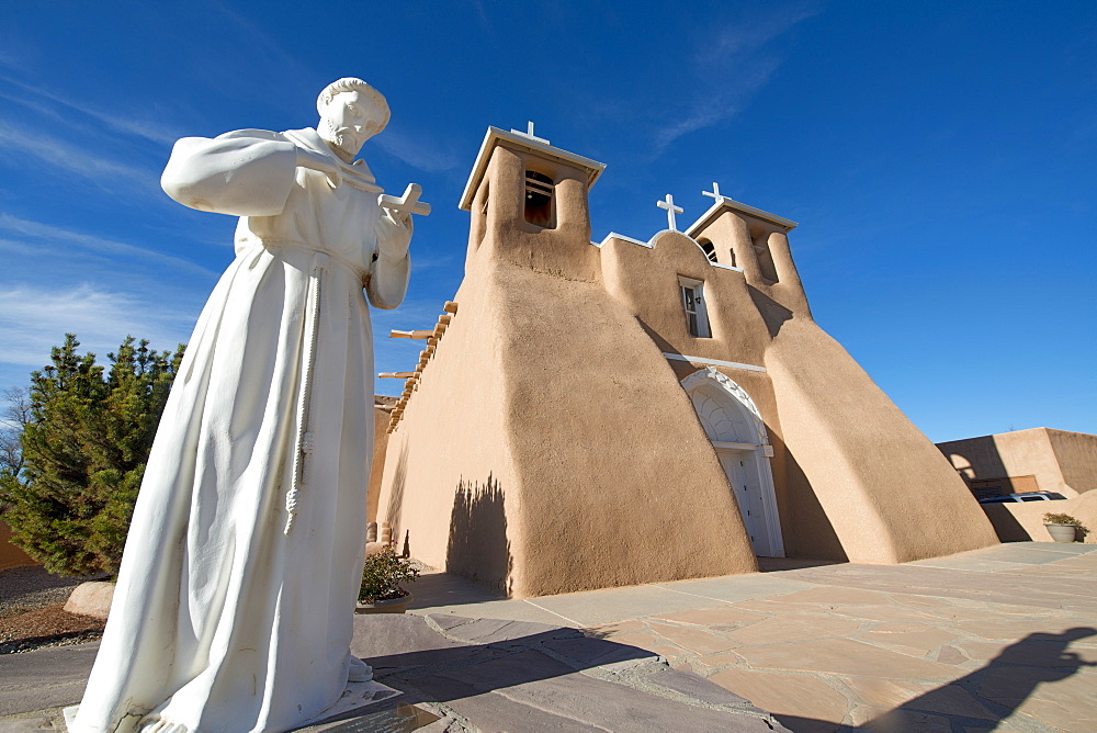 The historic adobe San Francisco de Asis church in Taos, New Mexico, United States of America, North America