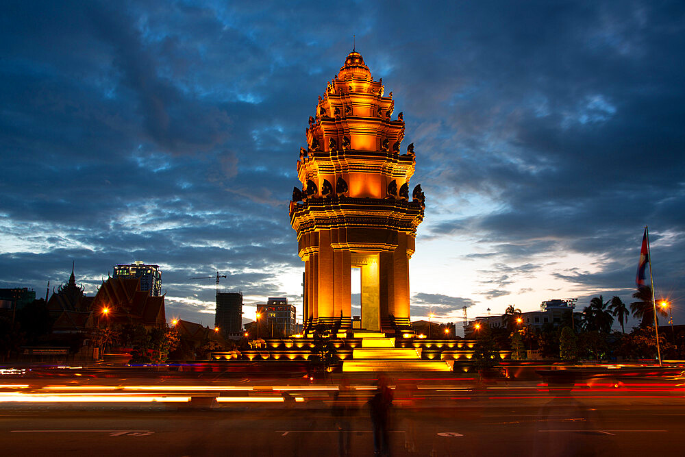 Independence Monument in Phnom Penh at twilight, Cambodia, Indochina, Southeast Asia, Asia