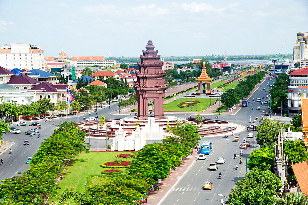 Overlooking Independence Monument and Tonle Sap River, Phnom Penh, Cambodia, Indochina, Southeast Asia, Asia