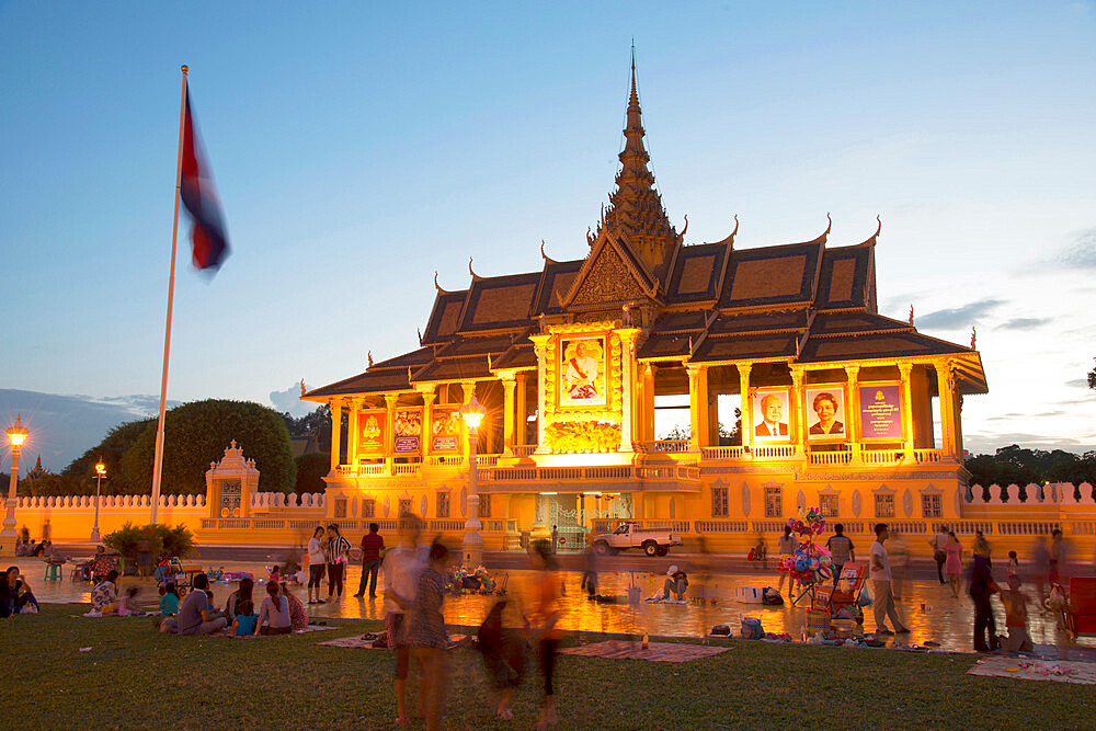 Royal Palace complex at twilight, Phnom Penh, Cambodia, Indochina, Southeast Asia, Asia